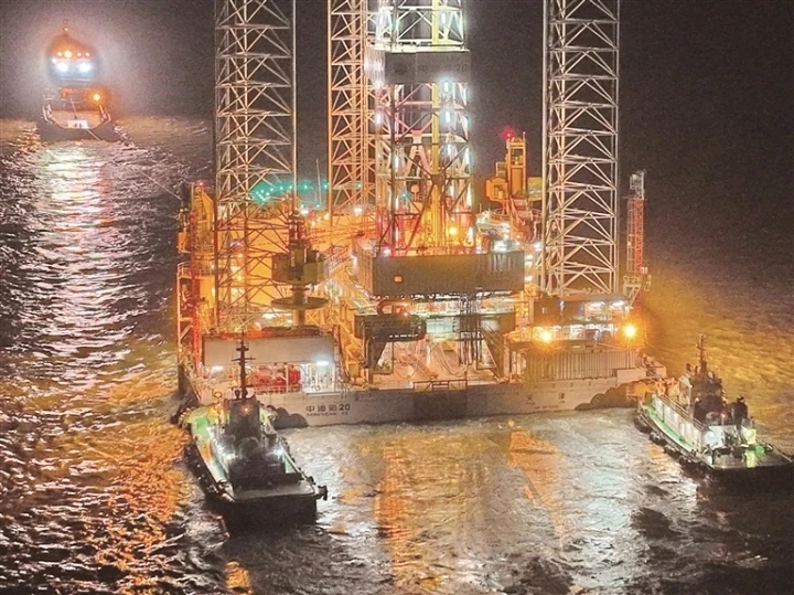 “中油海20”平臺被拖航離開招商重工海門基地碼頭